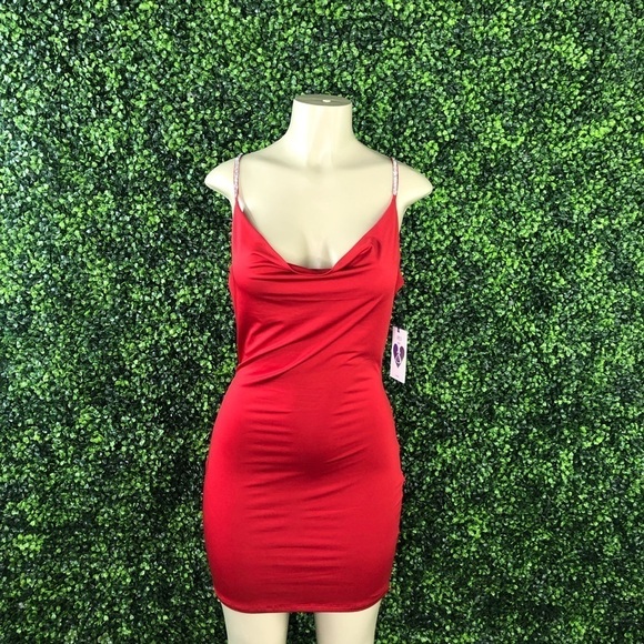 Lady in red mini dress - Picture 1 of 4